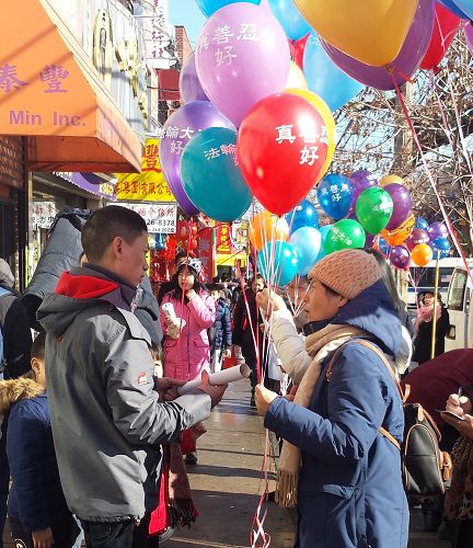 图1～4：二零一八年二月十八日， 年初三，纽约布碌伦八大道车水马龙，法轮功学员们给当地的父老乡亲拜大年、送真福、劝三<span style='max-width:0px!important;margin-left:-4px;color:#eee!important;'>:</span>退<span style='max-width:0px!important;margin-left:-4px;color:#eee!important;'>.</span>。