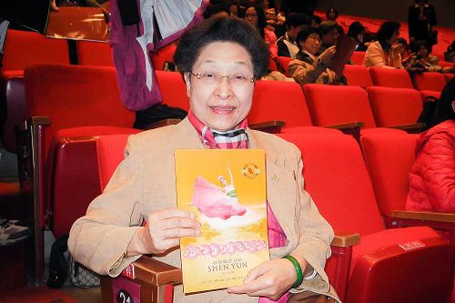 曾获中华民国十大杰出女企业家张文祯认为神韵无懈可击,全世界无人能超越。