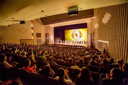 '图1:二零一八年三月十八日,神韵国际艺术团在高雄文化中心的演出,在爆满中圆满落幕。'