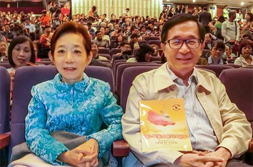 '图4:台湾前总统陈水扁与夫人吴淑珍盛赞神韵世界级水准,明年还要再来。'