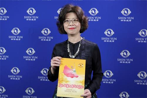 '图7:建设公司董事长杨雯惠赞赏神韵启迪人心,已经超越她所能形容的了。'