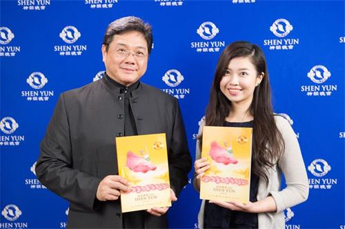 '图10:台湾合唱团团长吴宏璋(左)偕同女儿观赏神韵'