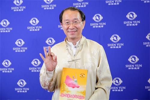 '图12:国际宗教音乐台台长潘智航盛赞神韵高妙神奇,世界非常需要这样的正的能量。'