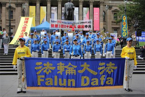 '图1：墨尔本法轮功学员在市中心州立图书馆前举办集会，庆祝三亿中国人三<span