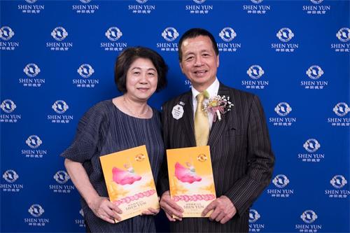 '图6:国际狮子会台湾总会议长邱文彬赞赏神韵用心传承中华文化,“神韵真的是全世界的一个宝。”'