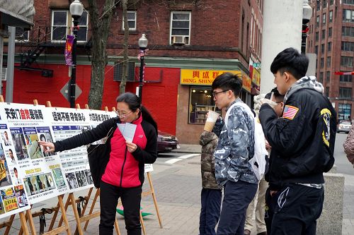 退<span style='max-width:0px!important;margin-left:-4px;color:#eee!important;'>!</span>党<span style='max-width:0px!important;margin-left:-4px;color:#eee!important;'>!</span>义工（右）向市民讲真相反迫害。