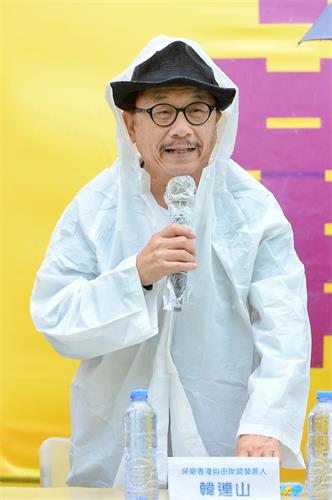'图5:保卫香港自由联盟发言人韩连山亲自到集会现场声援“四二五”和平上访十九周年集会,谴责中共活摘罪行。'