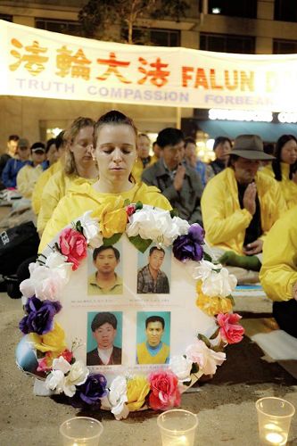 图2:索菲亚参加墨尔本当地的法轮功学员反迫害活动。