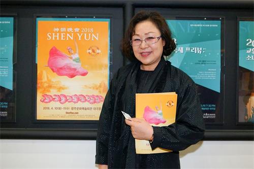 '图9:钢琴家姜正德四月十日晚间观赏神韵在光州文化艺术会馆的演出,惊赞神韵艺术的超凡。'