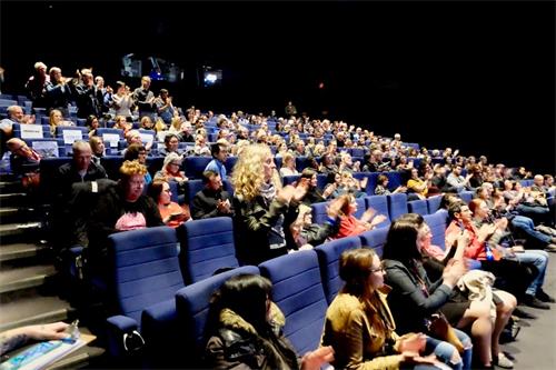 '图1:四月二十七日,《求救信》在多伦多剧院(TIFF Bell Lightbox)公映。电影结束时,观众起立鼓掌。'