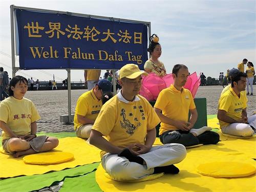 '图2~3:法轮功学员演示功法'