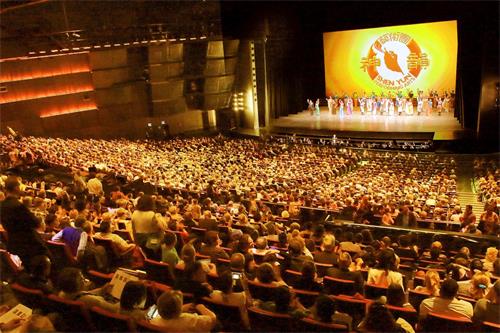 '图4:五月五日神韵纽约艺术团在巴黎国际会议中心爆满盛况。'