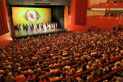 '图5:五月十一日神韵在法国南部艾克斯-普罗旺斯市普罗旺斯大剧院的演出盛况。'