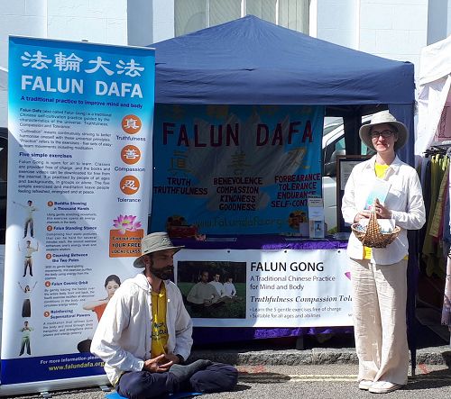 二零一八年六月二十四日,法轮功学员在彭赞斯(Penzance)哥罗万节(Golowan Festival )上炼功、发真相传单