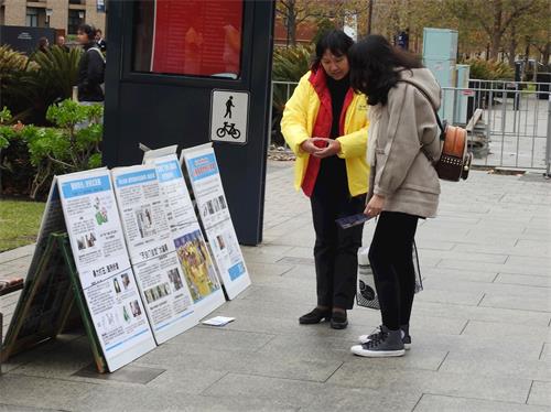 '图3：法轮功学员给中国留学生详细讲解自焚慢镜头分析，认清中共欺骗伎俩的大学生欣然三<span