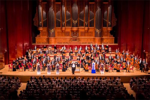 '图12:九月十三日晚,神韵交响乐团于台北国家音乐厅首演,指挥米兰·