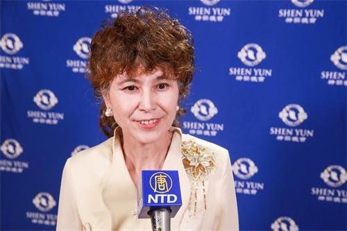 '图13:九月十三日,中华全球艺术文创协会副秘书长陈宇峰观赏神韵交响乐团在台北国家音乐厅的演出,赞神韵音乐:史无前例的创新。'