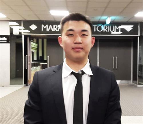'图1:悉尼年轻大法弟子埃里克(Eric?Jia):要尽自己的最大努力去修好自己,用师尊给我的能力更好的证实大法。'