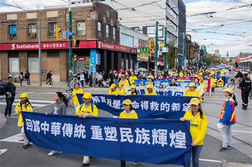'图1～16：二零一八年九月二十九日，多伦多法轮功学员和民众在市中心举行声援三亿人“三<span