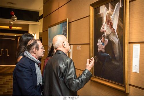 '图2:右侧著名油画家Aggelos,左侧Dimitris?Varvaresos'