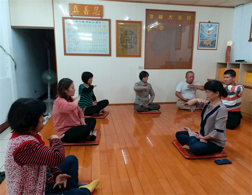 '图3:新学员正在学炼法轮功第五套功法——神通加持法。'