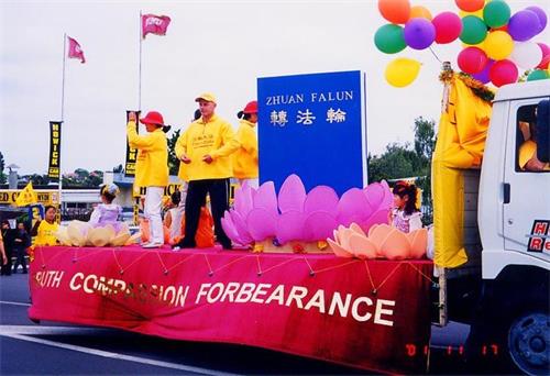 '图5:二零零一年十一月十七日,新西兰奥克兰的法轮功学员在东区的赫威克(HOWICK)参加了一年一度的圣诞游行。图为游行花车和花车上的《转法轮》模型。'