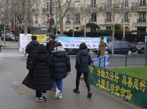 '图1～2：艾菲尔铁塔下，大陆游客路经法轮功真相点，每天都有法轮功学员在那里讲真相、劝三<span