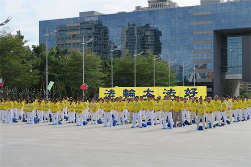 '图1~3:二零一九年元旦下午,大台中地区法轮功学员在市政府广场炼功洪法,并向师尊拜年。'