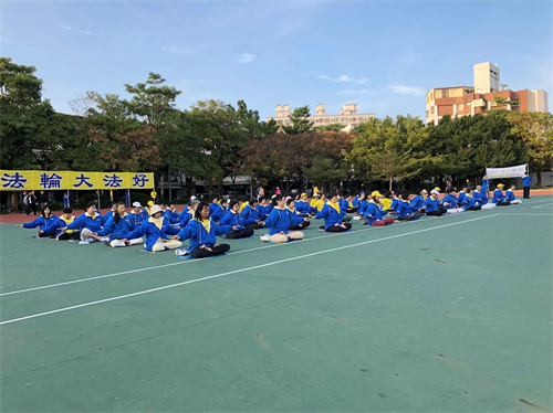 '图7~8:二零一八年十二月二十九日,台中市部份法轮功学员在太平区运动场炼功洪法,并向师尊拜年。'