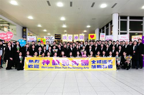 图1:二零一九年一月七日,神韵国际艺术团飞抵伦敦时,在伦敦国际机场受到粉丝们的热情欢迎。