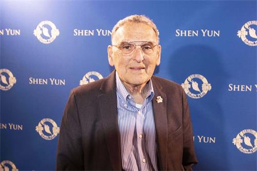 图3:一月二日下午,旧金山歌剧院董事会董事华莱士·莱文(Wallace Levin)观看了神韵演出后说:“这是伟大的巨作。”