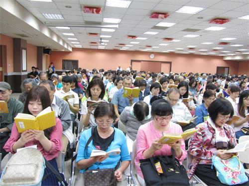 '图2~3:台湾北区近一千三百名法轮功学员在台北剑潭青年活动中心举行集体学法交流活动。'