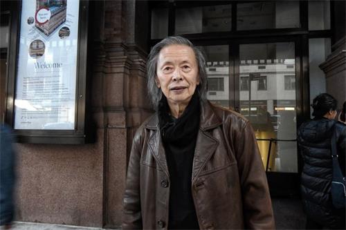 '图12:二零一九年十月十二日下午,旅居美国的大陆著名诗人黄翔盛赞神韵交响乐是“天籁之音”。他说,“(这音乐)无法不让你闭上眼睛细细聆听……”'