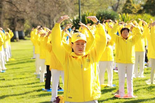 '图1~4:二零一九年十月十二日,法轮功学员们在墨尔本最著名的旅游景点费茨罗伊公园(Fitzroy Gardens)参加集体晨炼。'