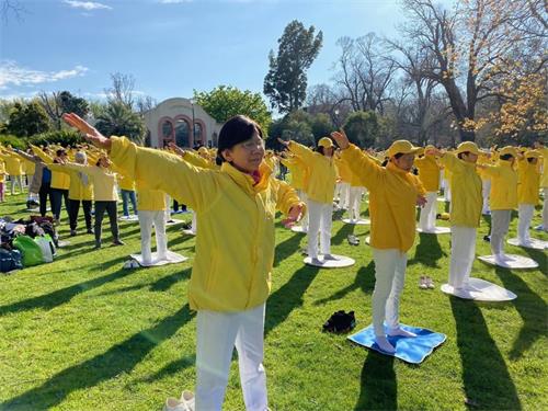 '图5:昆士兰州中医师、法轮功学员戴女士在澳洲年度法会期间参加集体炼功。'