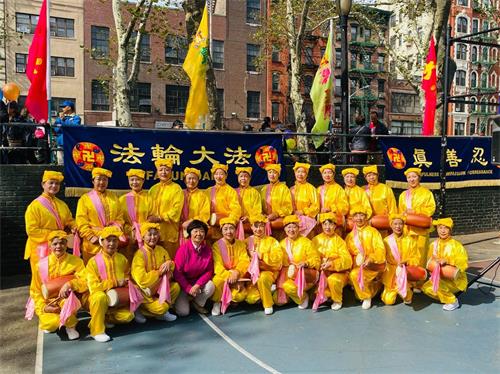 '图1~3:法轮功学员在华埠罗斯福公园举行文艺演出,与民同乐。'