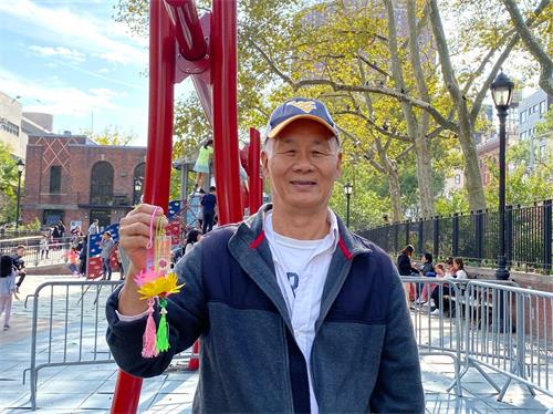 '图4:华埠民众李先生赞叹:法轮功真是我们海外华人的骄傲!'