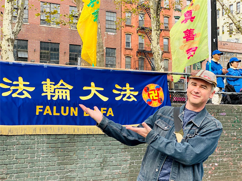 '图7:来自立陶宛的维陶塔斯·安布罗斯(Vytautas Ambrazas)表示很高兴看到法轮大法出现在这里。'