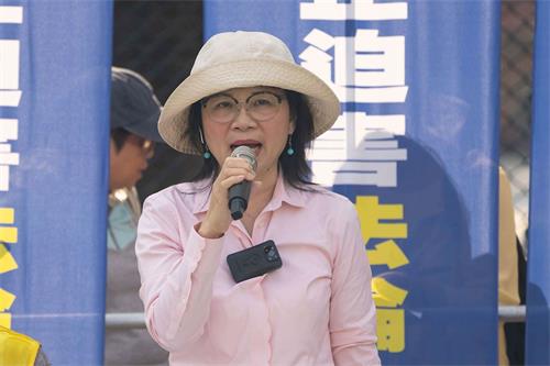 '图5:香港学员廖女士发言,控诉中共的流氓暴力。'