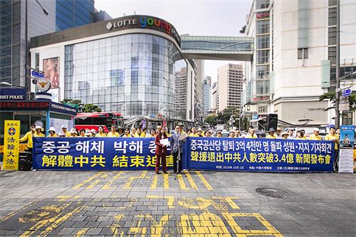 '图1:韩国法轮大法佛学会二零一九年十月一日在中共驻韩大使馆前举行新闻发布会,谴责中共迫害香港法轮功学员。'