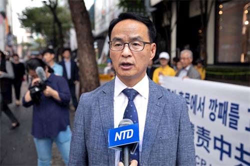 '图2:韩国法轮大法佛学会秘书长吴世烈博士谴责中共在香港的伤人暴行。'