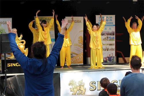 '图1:观众当场学炼功法'