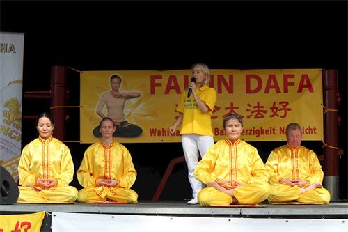 '图2~5:法轮大法学员在亚洲节舞台上演示功法'