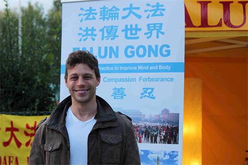 '图9:帕瑞很高兴能通过签名对支持法轮功尽一份力'