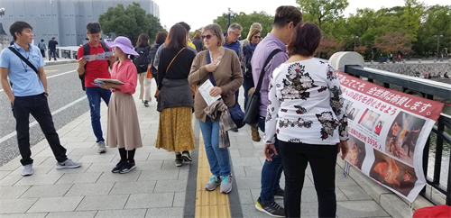 '图8:不少民众阅读真相横幅和看板。'