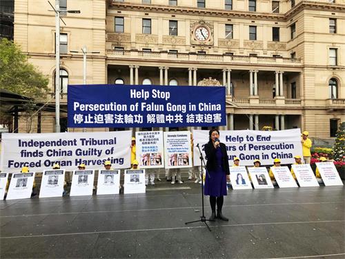 法轮大法澳洲佛学会会长露西·赵博士(Dr Lucy Zhao)在新闻发布会发言