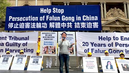 维吾尔族妇女团体代表法蒂玛·阿卜杜格福尔(Fatimah-Abdulghafur)在新闻发布会上发言