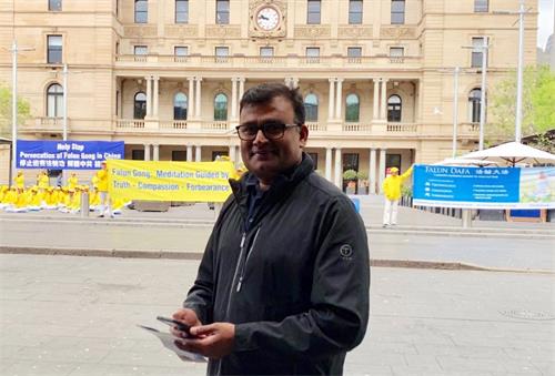 马诺哈尔(Manohar) 先生感到很震惊香港法轮功学员遭中共雇凶袭击