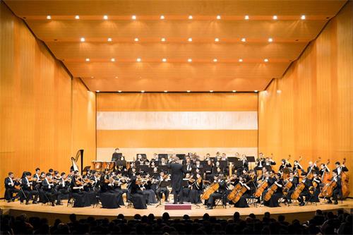 '图1:二零一九年十月二日,神韵交响乐团在新竹市文化局演艺厅演出,为今年的台湾巡演划下完美句点。'