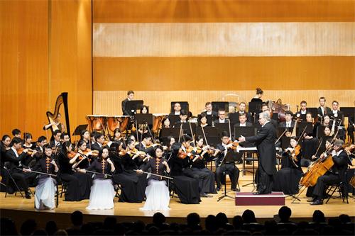 '图3:神韵交响乐团在新竹演出,前排为二胡演奏家戚晓春(左)、王真(中)、琴露(右)。'
